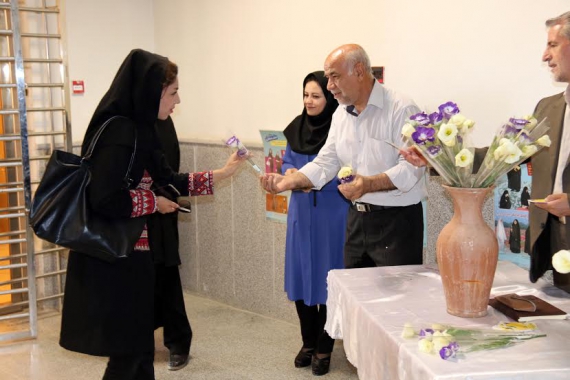 امر به معروف حجاب با اهدای شاخه‌ های گل به دانشجويان همدانی+عکس
