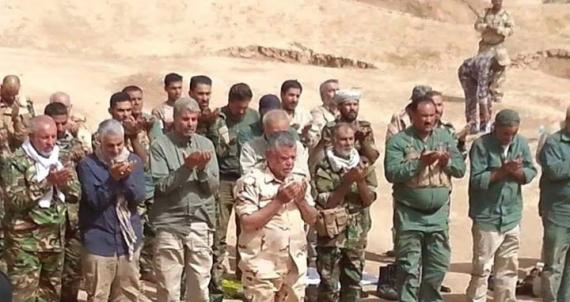 حاج قاسم سلیمانی و هادی العامری در حال نماز در خط مقدم نبرد با داعش+عکس