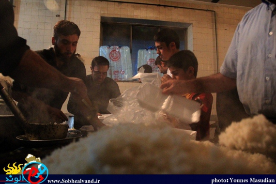 تصاویر/ تهیه و توزیع غذای نذری در همدان
