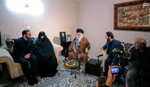 عکس/ رهبر معظم انقلاب در منزل سردار همدانی