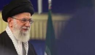 زمزمه سرود جمهوری اسلامی ایران توسط امام خامنه ای عزیز