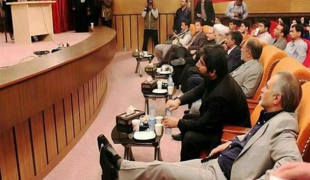 میزعسلی برای پاهای برادر رئیس جمهور!+عکس