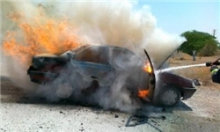 راننده سواري پژو 405 پس از تصادف در آتش سوخت 